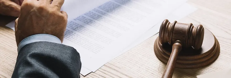revet la protection juridique dans le processus de jugement
